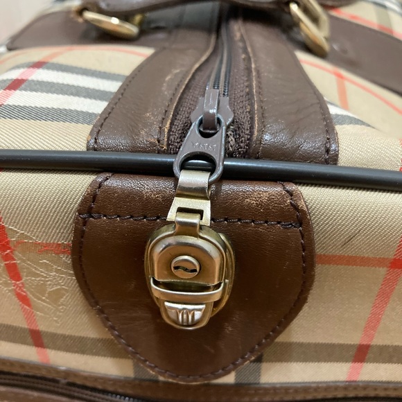 Burberrys Duffle Travel Bag - Picture 9 of 12